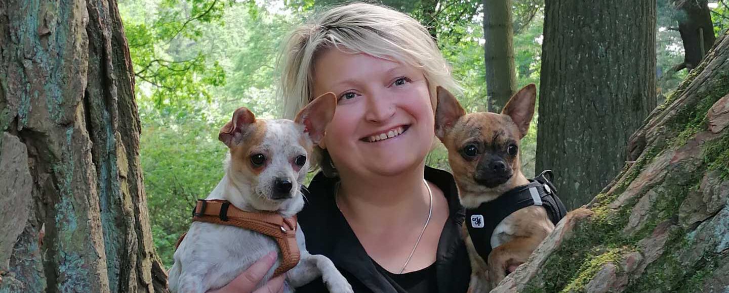 Marion Jettenberger und ihre beiden Chi-Mix-Hunde