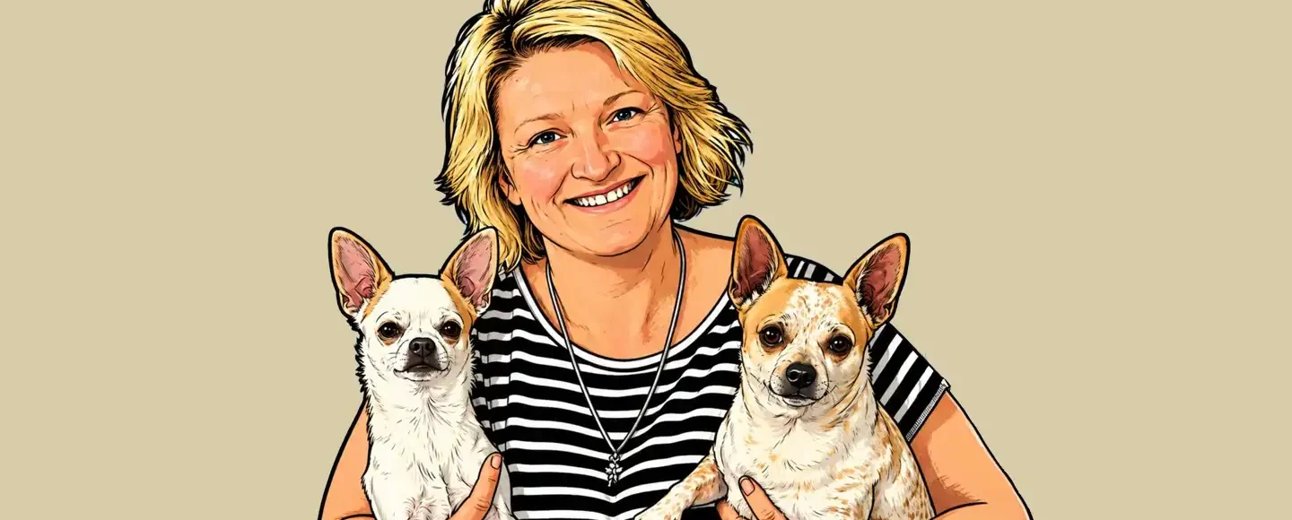 Marion Jettenberger mit zwei Chihuahua-Hunden auf dem Arm